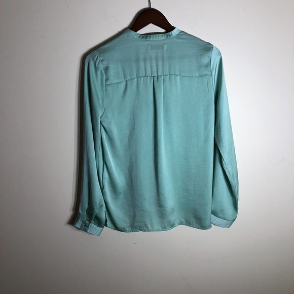 Minty green silk like flowy blouse - Picture 2 of 2